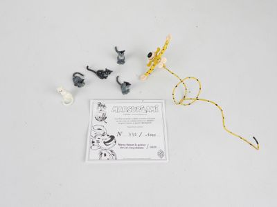 beaucoup de petits jouets posés sur la table