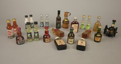 de nombreux types de bouteilles d'alcool sur la table