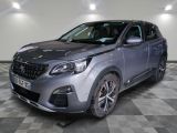 la voiture grise est garée sur un sol en damier dans le garage