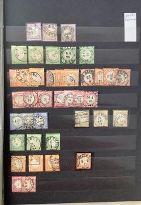 une photo d'une photo d'un mur avec des timbres dessus