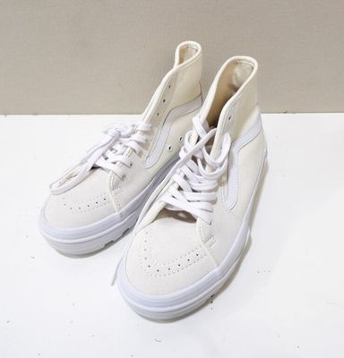 des baskets blanches avec des lacets blancs sur un fond blanc