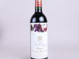 une bouteille de vin rouge posée sur une table blanche