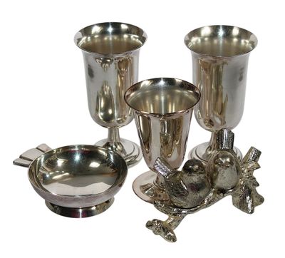 quatre tasses en argent et un bol sur fond blanc