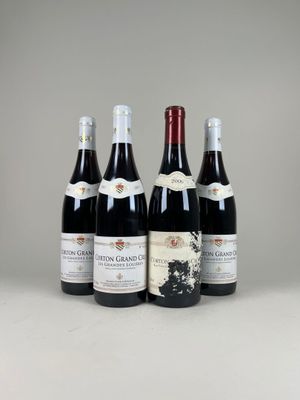trois bouteilles de vin sont alignées sur une table