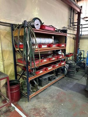 un garage avec de nombreux outils sur les étagères