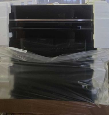 un grand nombre de cartons posés sur le sol