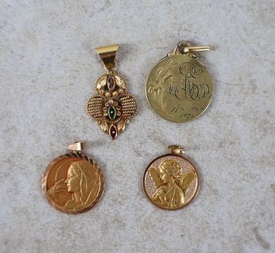 trois types différents de pièces d'or et d'argent sur un fond blanc