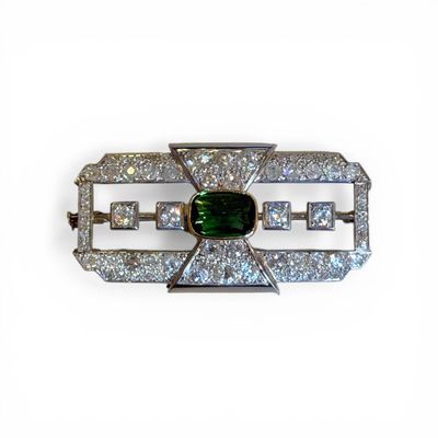 Broche en platine (850) et or (750) centrée d'une tourmaline…