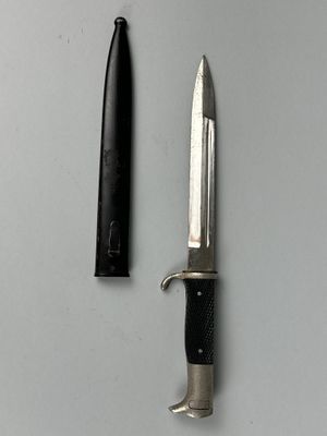 un couteau et un stylo posés l'un à côté de l'autre sur une table