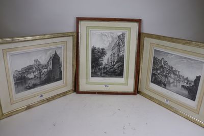 trois photos en noir et blanc représentant de vieux bâtiments, posées dans un coin de la pièce