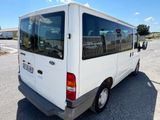 une camionnette blanche garée sur le bord de la route