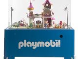 une vitrine Playmobil contenant un château