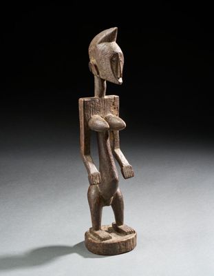 l'image d'une statue d'un homme avec un casque sur la tête