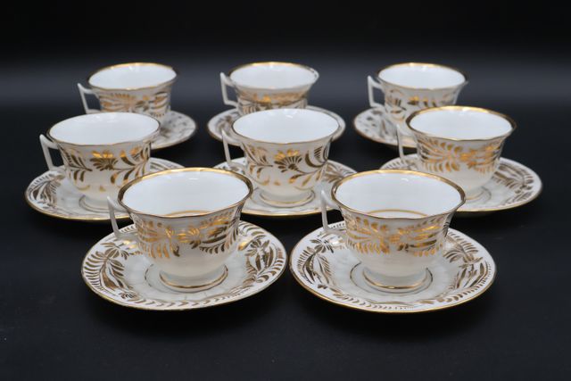 8 tasses et 8 soucoupes en porcelaine 19ème à décor or (léger fel...