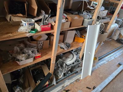 beaucoup d'outils sur les étagères du garage