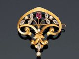 une broche en or et diamants, ornée de perles