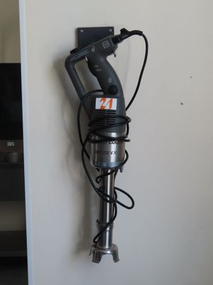 une perceuse fixée au mur d'une pièce