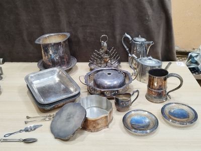 une table sur laquelle se trouvent de nombreux objets en argent
