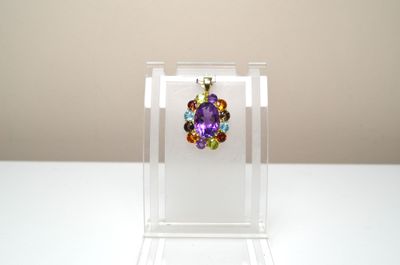 Un pendentif "tuti fruti" en argent vermeil, serti au centre…