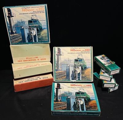 Plusieurs cartons remplis de livres sont empilés les uns sur les autres sur une surface noire.