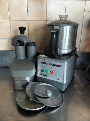 un mixeur argenté posé sur un plan de travail de cuisine