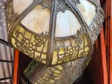 une lampe posée à l'intérieur d'une boîte rouge