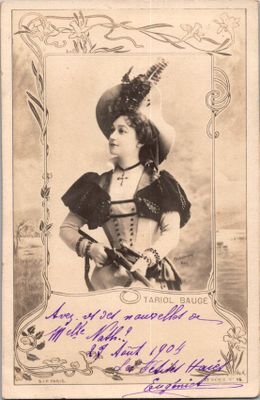 une vieille photo d'une femme en robe et avec un chapeau