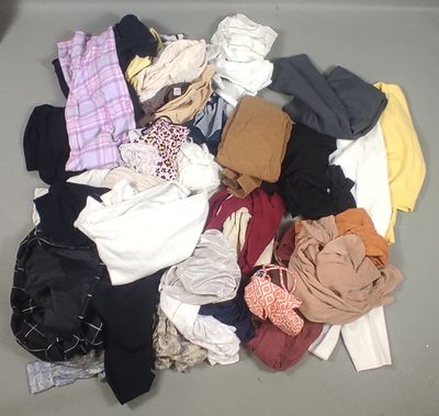 Fripe et vêtements d'occasion : Un ensemble d'environ 50 vêt… - Photo 1