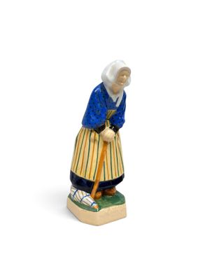 figurine représentant une vieille femme avec une canne, sur fond blanc