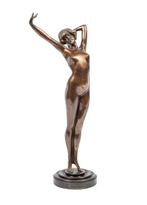 statue en bronze représentant une femme les mains levées