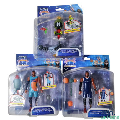 trois figurines représentant un basketteur et un basketteur