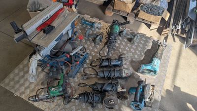 un grand nombre d'outils qui se trouvent sur le sol