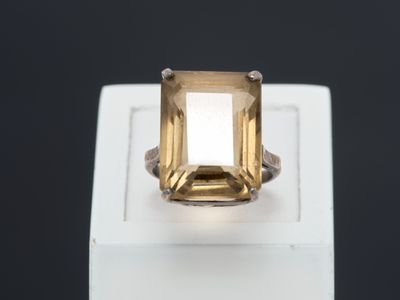 un gros plan d'une bague sertie d'une topaze jaune