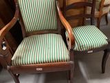 deux chaises en bois avec des coussins rembourrés à rayures vertes et blanches