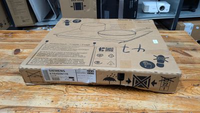 une boîte en carton posée sur une table en bois sur laquelle est représenté un oiseau