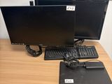 deux écrans d'ordinateur et un clavier sur un bureau