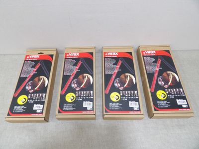 Trois boîtes de cire sont alignées sur une table