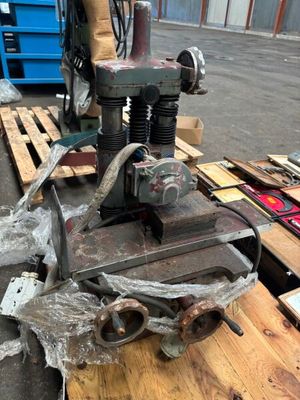 une machine posée sur une table en bois
