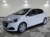 la photo d'une voiture blanche garée dans un garage