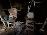 une échelle adossée au mur d'une pièce