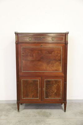 une armoire en bois à deux portes, surmontée d'un tiroir