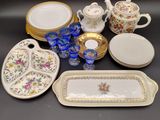 de nombreux types de plats et de tasses sur la table