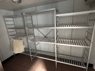 une pièce avec plusieurs étagères et un porte-serviettes
