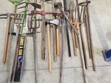 de nombreux outils de jardinage de toutes sortes disposés sur le sol