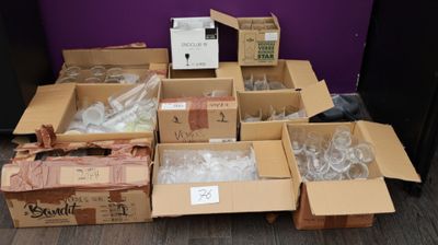 de nombreuses caisses de verres à vin et des verres à vin éparpillés sur le sol