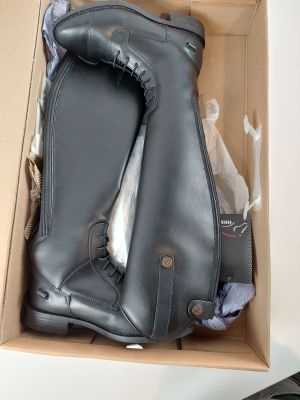 une boîte contenant une paire de bottes