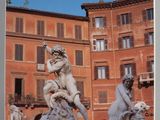 un livre sur lequel figure la photo d'une statue devant un bâtiment