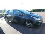 la photo d'une voiture noire garée dans un parking