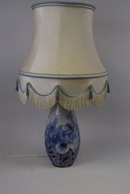 une lampe bleue et blanche munie d'un abat-jour blanc