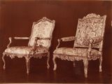 deux chaises anciennes placées côte à côte sur un parquet